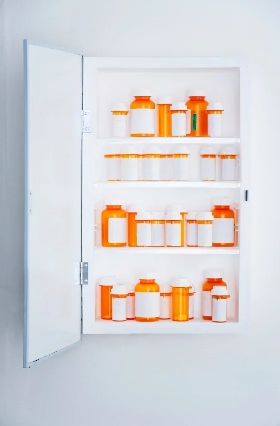 Armoire à pharmacie garnie
